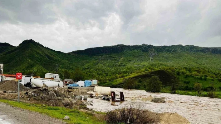 Şemdinli-Derecik yolu yoğun sağanak nedeniyle ulaşıma kapatıldı