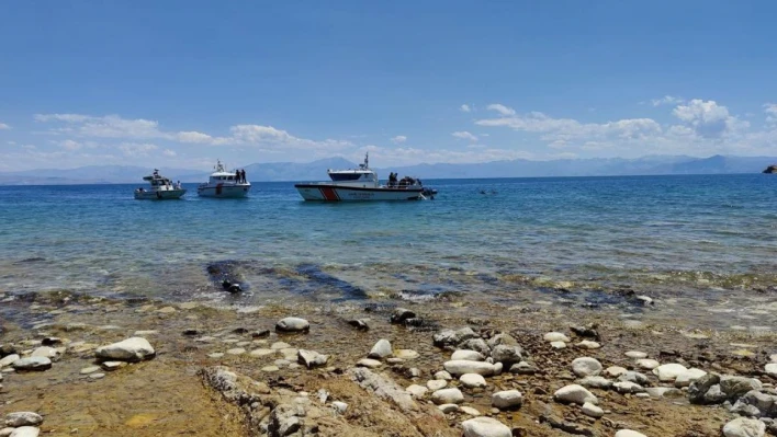 Serinlemek için Van Gölü'ne giren 2 kişi boğuldu