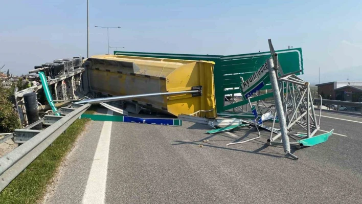 Seyir halinde dorsesi açılan kamyon ortalığı savaş alanına çevirdi