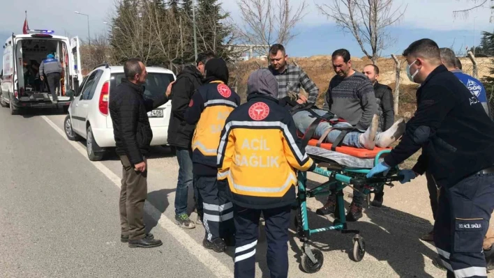 Seyir halindeki beton pompası kamyonu devrildi, 2 kişi yaralandı