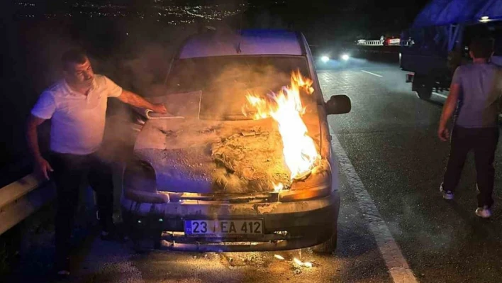 Seyir halindeki otomobil alev topuna döndü