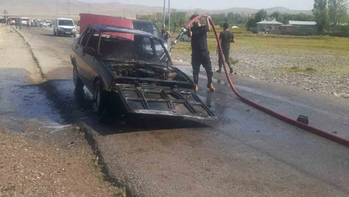 Seyir halindeki otomobil yanarak kullanılamaz hale geldi