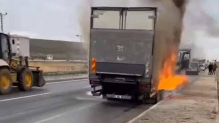 Seyir halindeki tır alev alev yandı