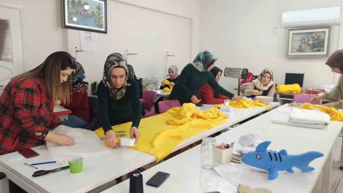 Siirt'te üretilen uyku tulumları ve oyuncaklar deprem bölgelerine gönderiliyor