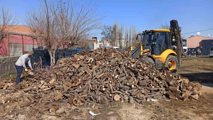 Siirt'ten deprem bölgesine ilk etapta 35 ton odun gönderilmeye başlandı