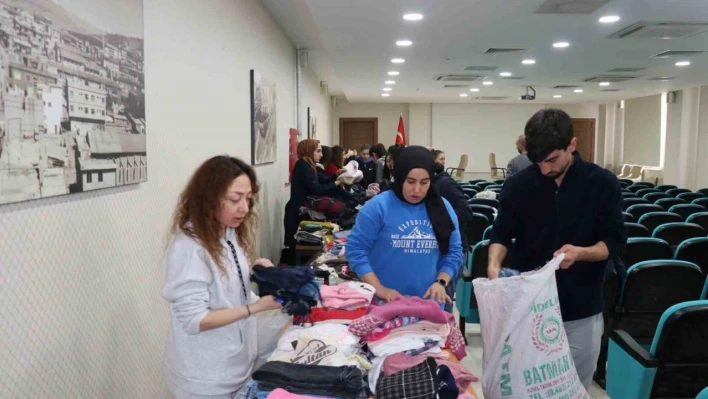 Siirt'ten deprem bölgesine yardım tırları gönderildi