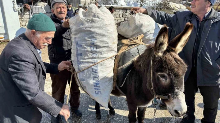 Sındırgı'dan deprem bölgesine iki tır odun