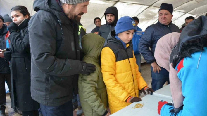 Sındırgılı çocuklar kumbaralardaki paralarını bağışlıyor
