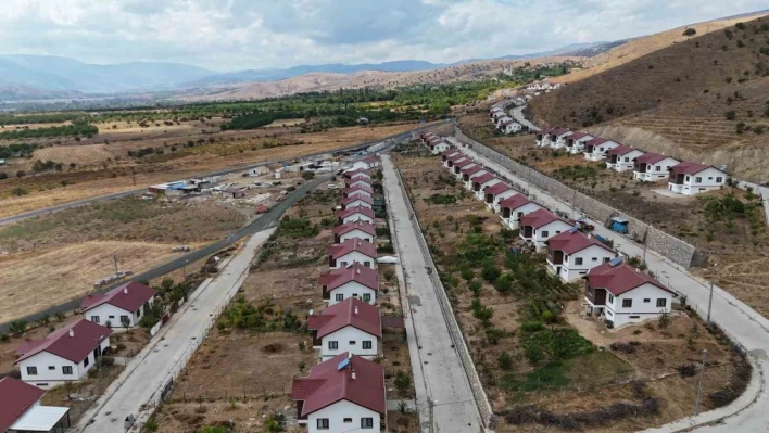 Sivrice depreminden etkilenen Malatya'nın Pütürge ile Doğanyol ilçelerinde afetin izleri tamamen silindi