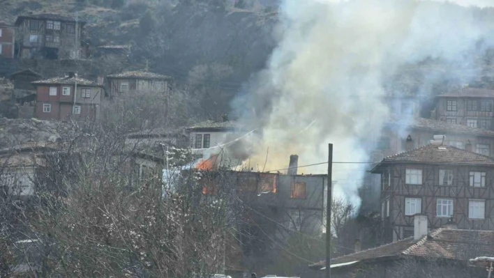 Sobadan çıkan yangında evde bulunan tüpler patladı, köyü korku sardı