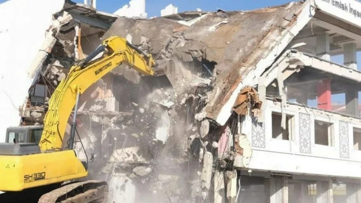 Sorgun'da riskli yapıların yıkımı sürüyor
