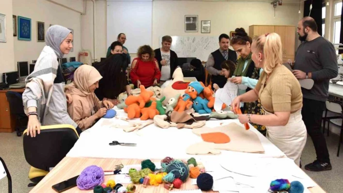 SÜ akademisyen ve öğrencileri depremzedeler için üretiyor