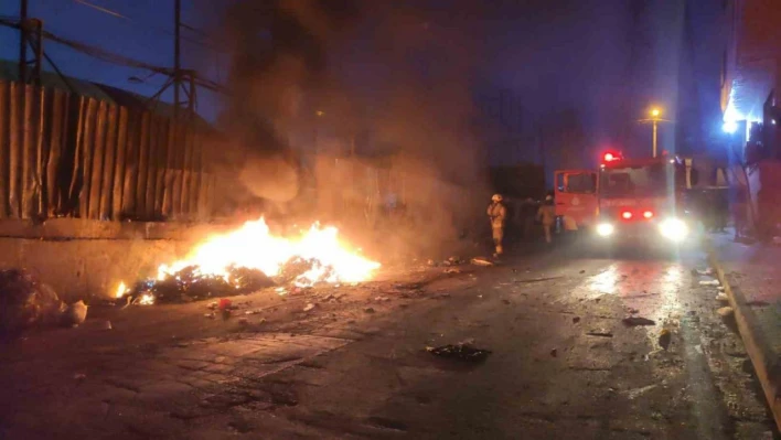 Sultangazi'de satmak için yaktığı kablolar alev topuna döndü