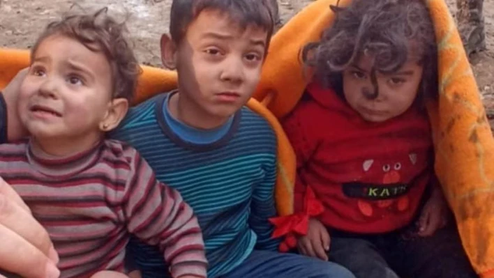 Suriyeli 3 kardeş enkaz altından askerler tarafından sağ çıkarıldı