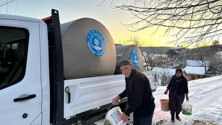 Süt üreticileri süt parasını deprem bölgesine gönderdi