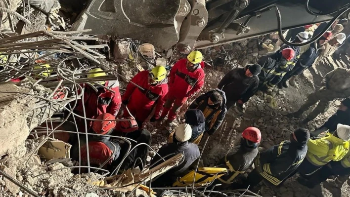 Şuurlu depremzede 102 saat sonra böyle kurtarıldı