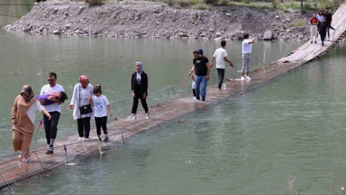 Tahta köprüden geçmek yürek ister