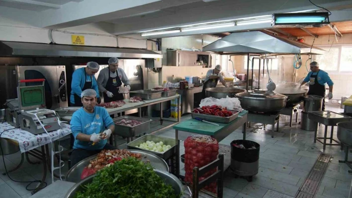 Tarsus'ta depremzedelere her gün 6 bin sıcak yemek