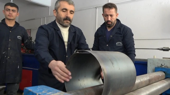 Tatillerini iptal eden öğrenciler depremzedeler için soba üretmeye başladı