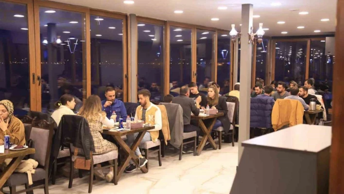 Tatvan'da depremzedeler yararına iftar