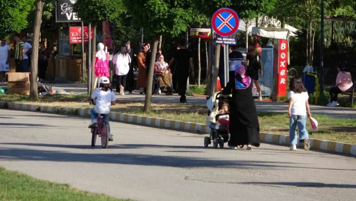 Tatvan sahili tatilcilerin uğrak mekanı oldu