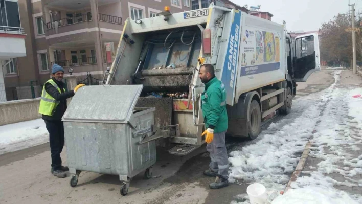 Temizlik ekipleri, deprem bölgesinde çalışmalarını sürdürüyor
