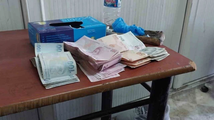 Temizlik personeli bulduğu poşet dolusu parayı polise teslim etti