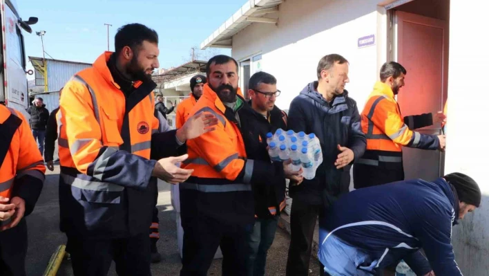 Temizlik personellerinden depremzedelere yürek ısıtan yardım