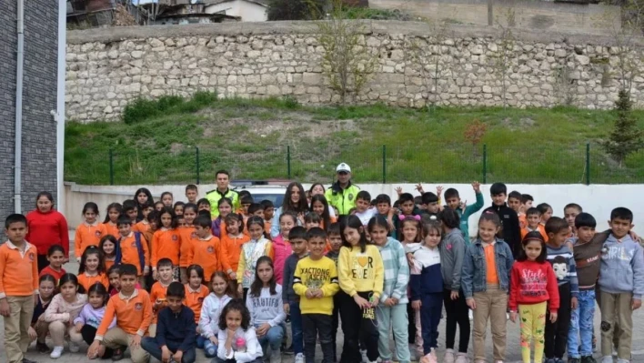 Tercan'da öğrencilere trafik güvenliği eğitimi verildi
