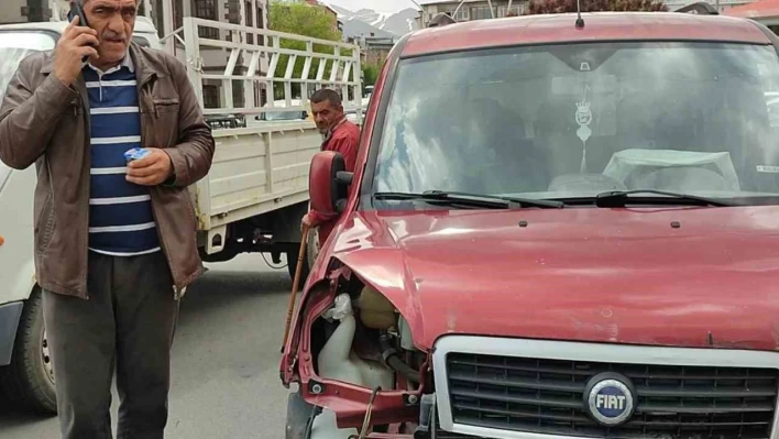 Ters yöne giren yabancı plakalı otomobil kazaya neden oldu