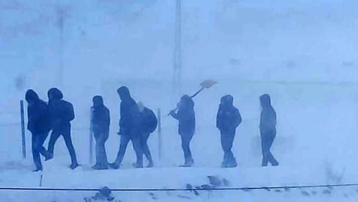 Tipi nedeniyle yolda mahsur kalan öğrenciler kurtarıldı