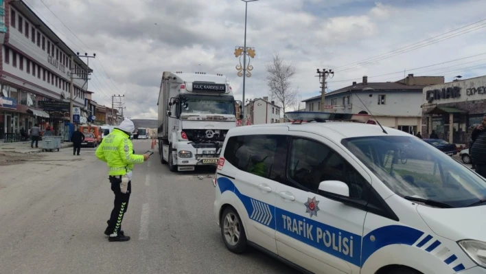 Tır yola çıkan köpeğe çarpmamak için fren yapan kamyona arkadan çarptı