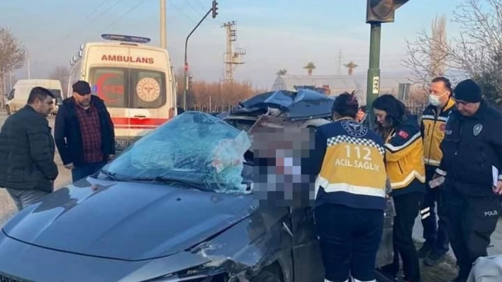 Tıra arkadan çarpan otomobilin kadın sürücüsü hayatını kaybetti