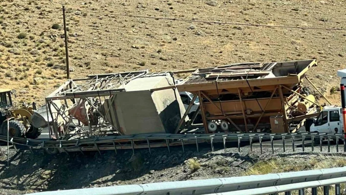 Tıra yüklü malzemeler devrildi: Yol ulaşıma kapandı