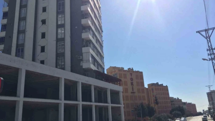 TOKİ'de çizik bile yok, yanı başındaki binalar ağır hasarlı