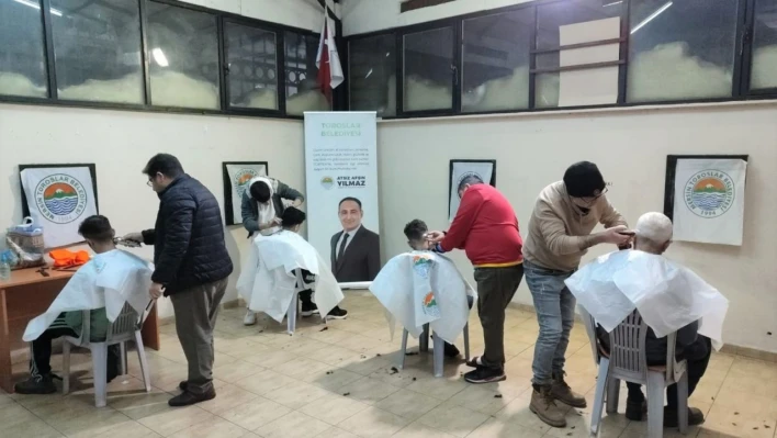Toroslar'da depremzedelere kuaför ve berber hizmeti