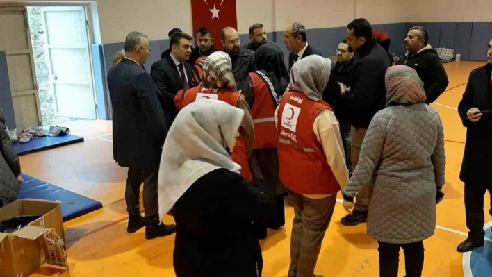 Tosya'dan deprem bölgesine yardım sürüyor