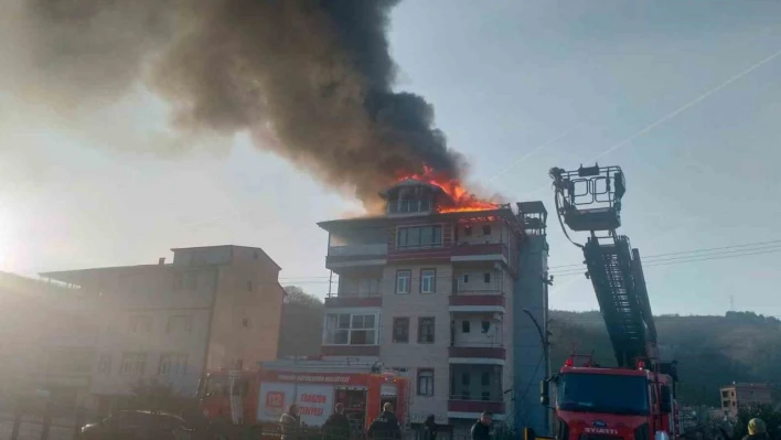 Trabzon'un Araklı ilçesinde 5 katlı evin çatısı alevlere teslim oldu