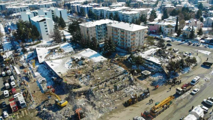 TSK arama-kurtarma ekipleri, enkaz alanında vatandaşların bulunması için yoğun çaba sarf ediyor