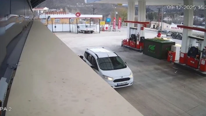 Tunceli'de 4.2'lik deprem anı güvenlik kamerasına yansıdı