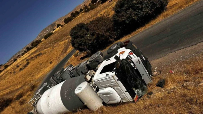 Tunceli'de beton mikseri ve tır devrildi