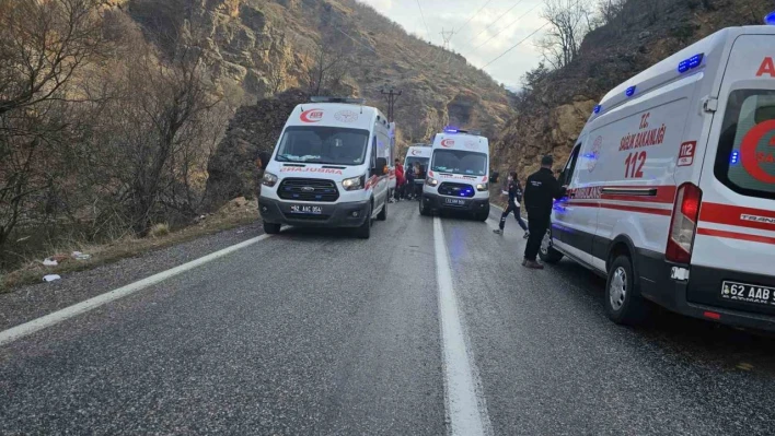 Tunceli'de feci kaza: Otomobil kayaya çarptı 1, ölü 5 yaralı