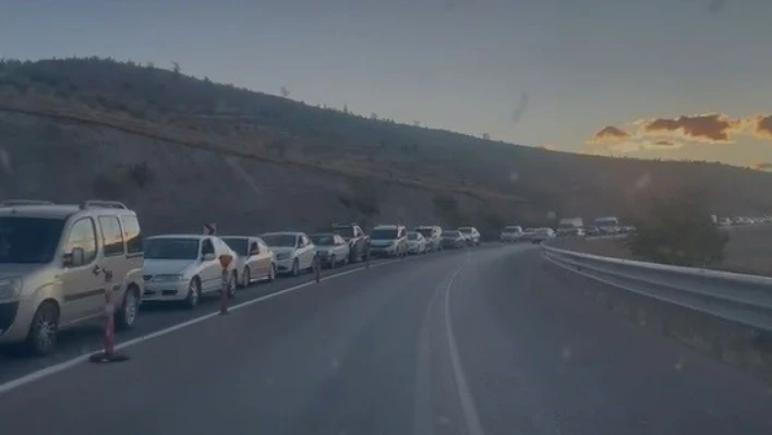 Tunceli'de feribot seferleri durduruldu: 3 kilometre araç kuyruğu oluştu