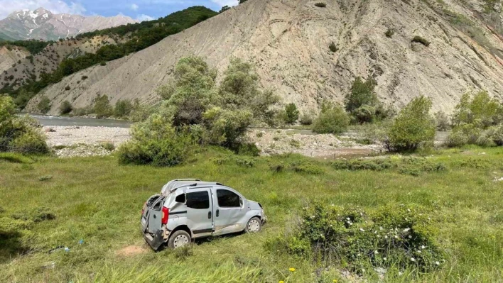 Tunceli'de hafif ticari araç  şarampole devrildi: 6 yaralı