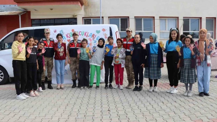 Tunceli'de jandarma, kız çocukları ile bir araya geldi