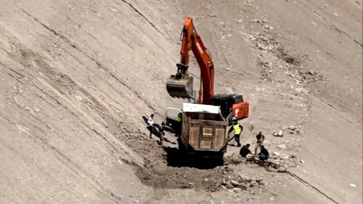 Tunceli'de kamyon şarampole yuvarlandı: 1 yaralı