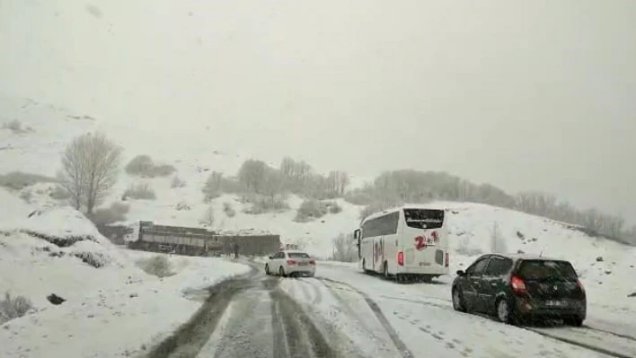 Tunceli'de kar yağışı etkili oluyor