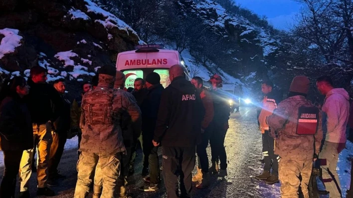 Tunceli'de kar yağışı nedeniyle kayganlaşan yolda kaza: 3 yaralı