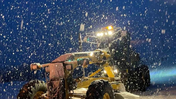 Tunceli'de kardan kapanan 65 köy yolunda çalışmalar sürüyor