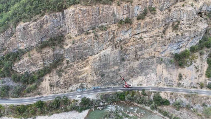 Tunceli'de kaya düşmelerinin ölüm ve yaralanmalara sebep olduğu yola çelik ağ